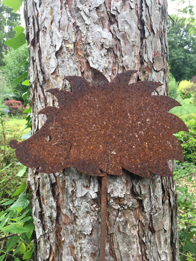 Décorations de jardin : fleurs et animaux en acier
